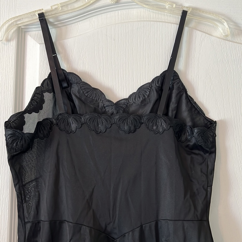 Beautiful Vintage Vanity Fair Black Slip Size 34 Small EUC - Picture 2 of 8